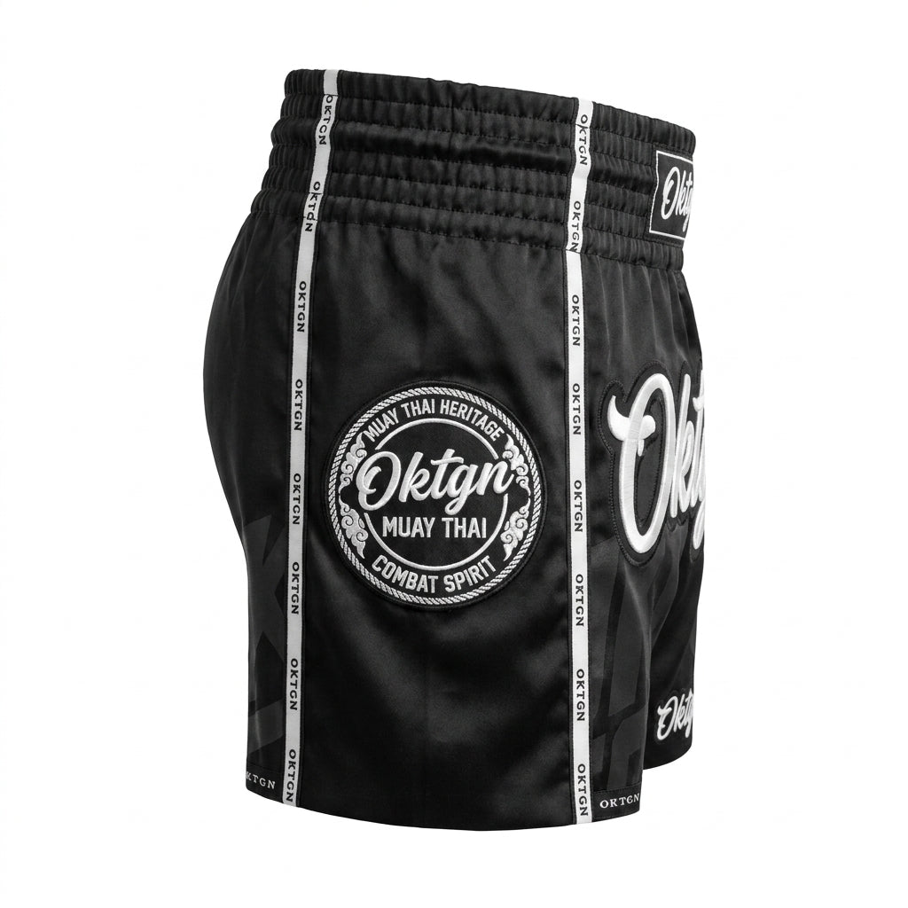 Short Muay Thai OKTAGON noir profil droit medaillon brode